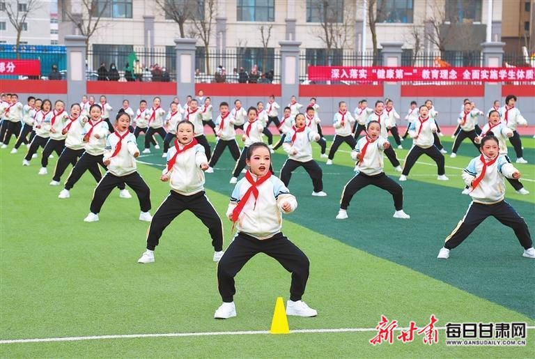 【圖片新聞】平?jīng)鍪嗅轻紖^(qū)舉行中小學(xué)大課間展演